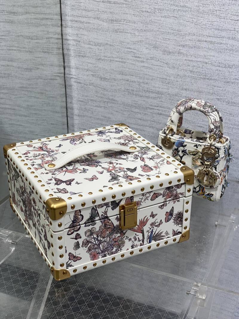Сумка Dior Lady Dior с вышивкой