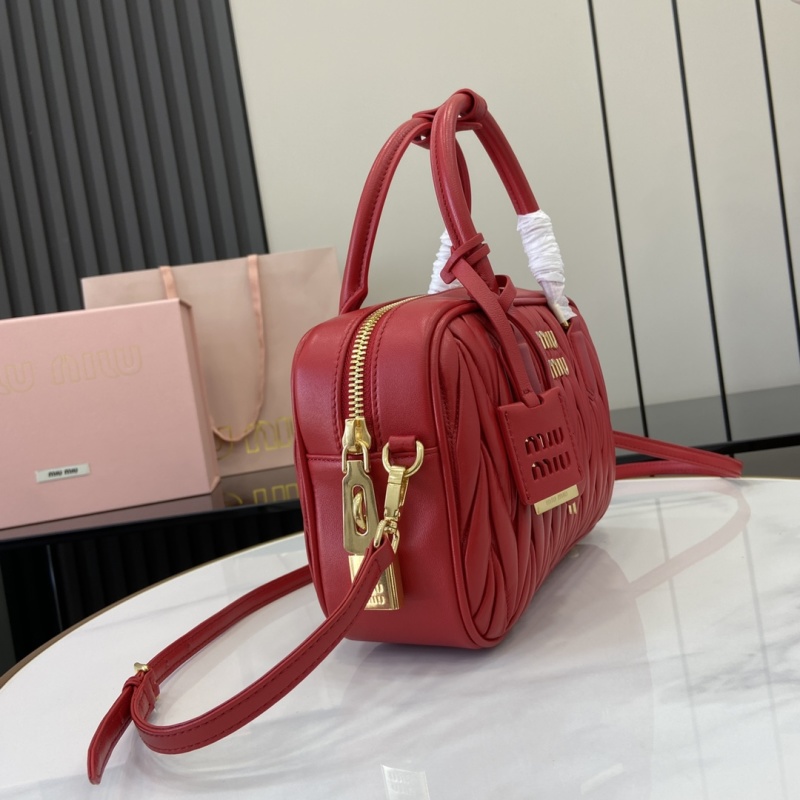 Сумка Miu Miu красного цвета с ручкой