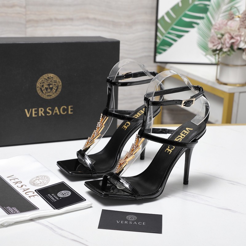 Женские босоножки на высоком каблуке с V-образной пряжкой Versace