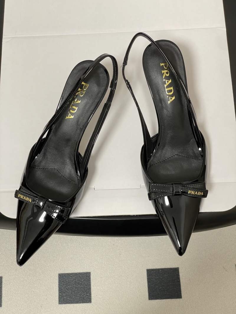 Женские черные лаковые туфли Prada на шпильке с бантом