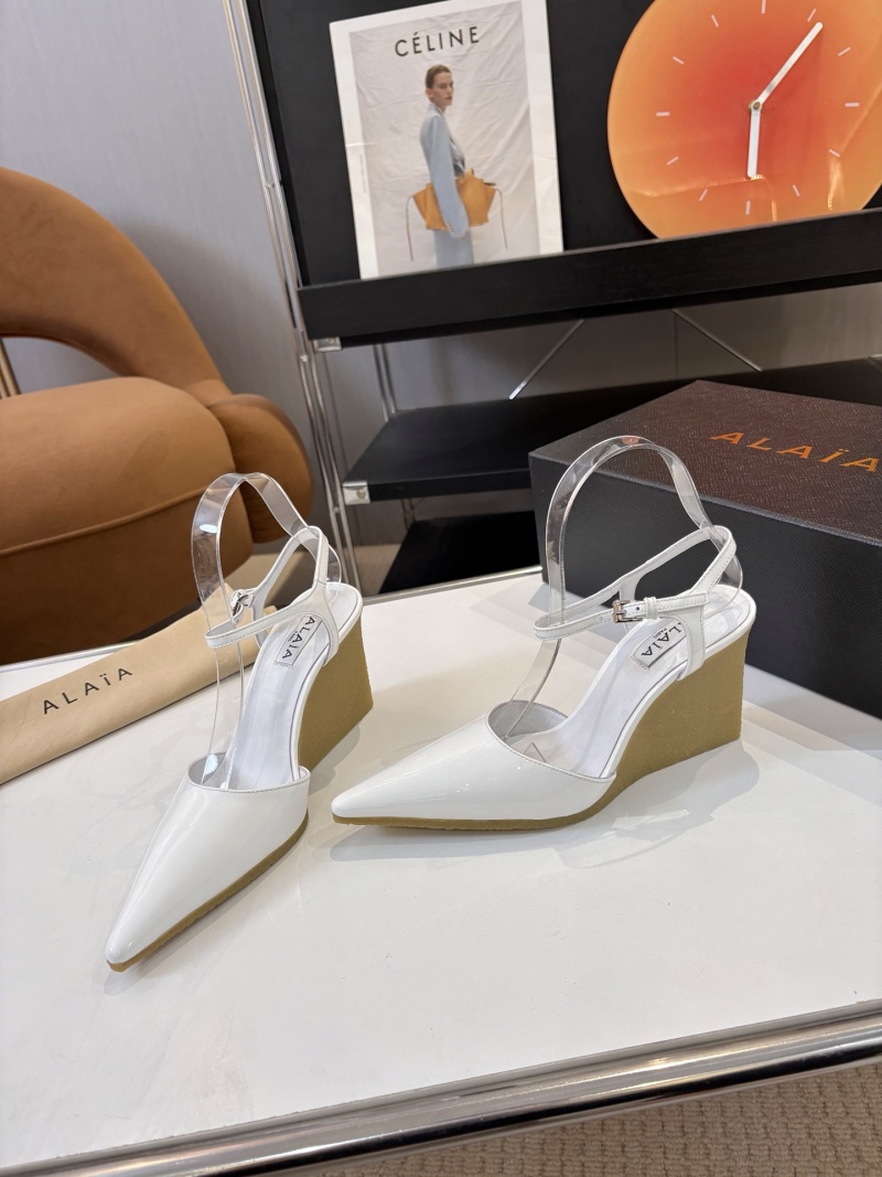 Белые лаковые туфли Alaia на платформе с заостренным носком Alaïa