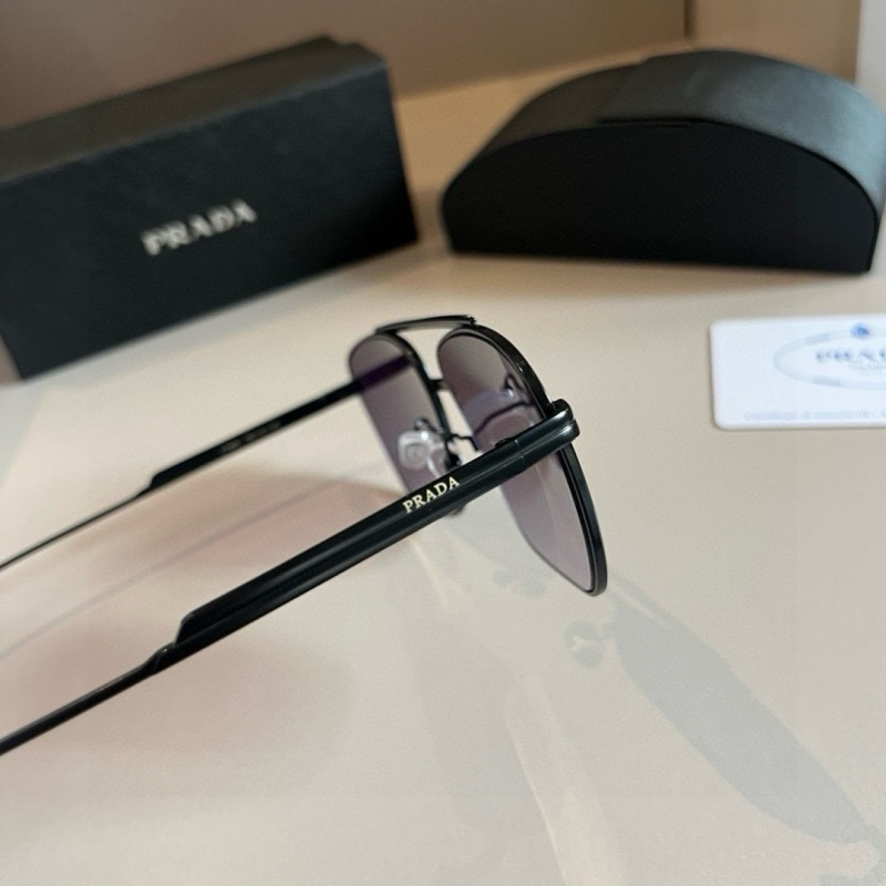 Солнцезащитные очки Prada черные
