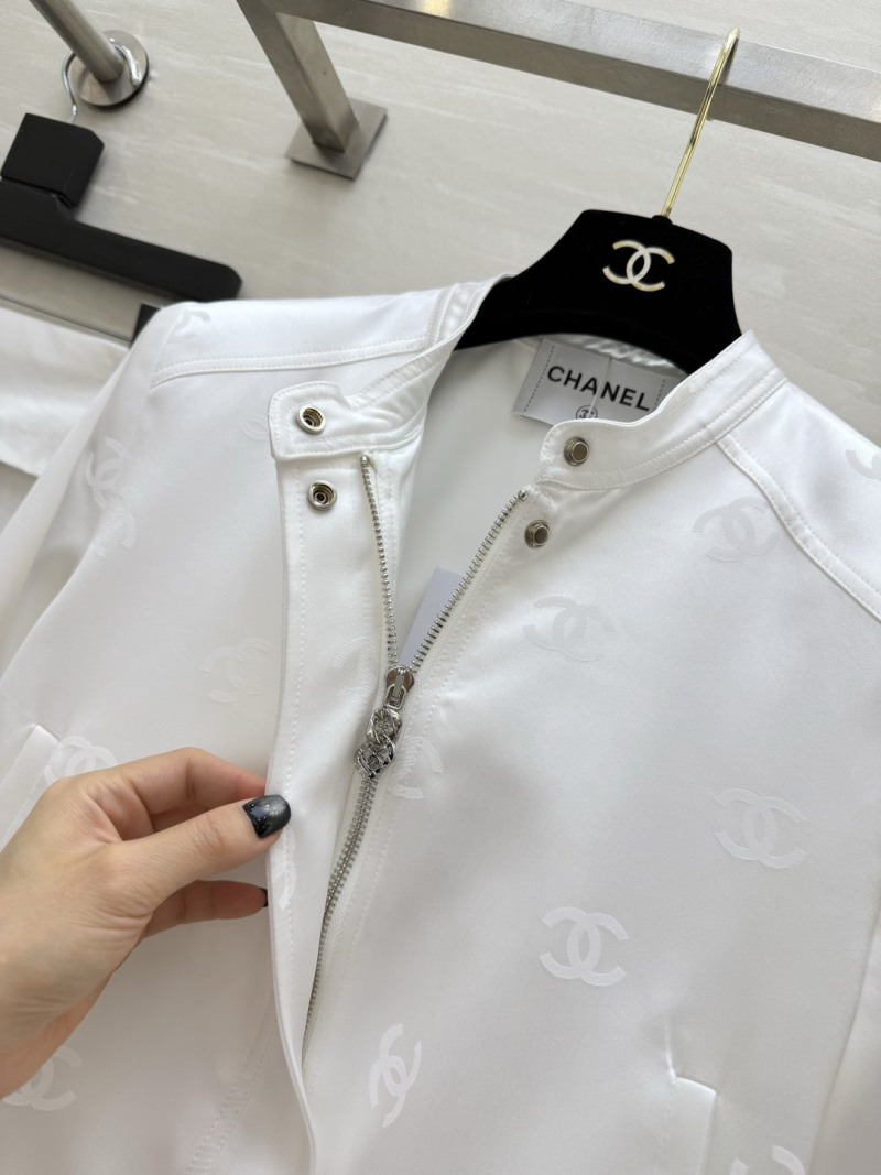 Белая укороченная куртка с принтом Chanel