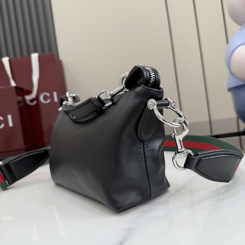 Черная сумка Gucci с ремешком