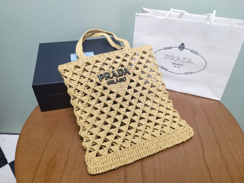 Тот-баг Prada с кружевной вязкой