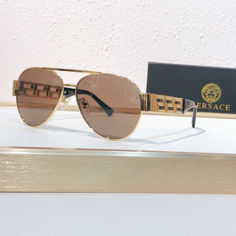 Солнцезащитные очки Versace с золотой оправой