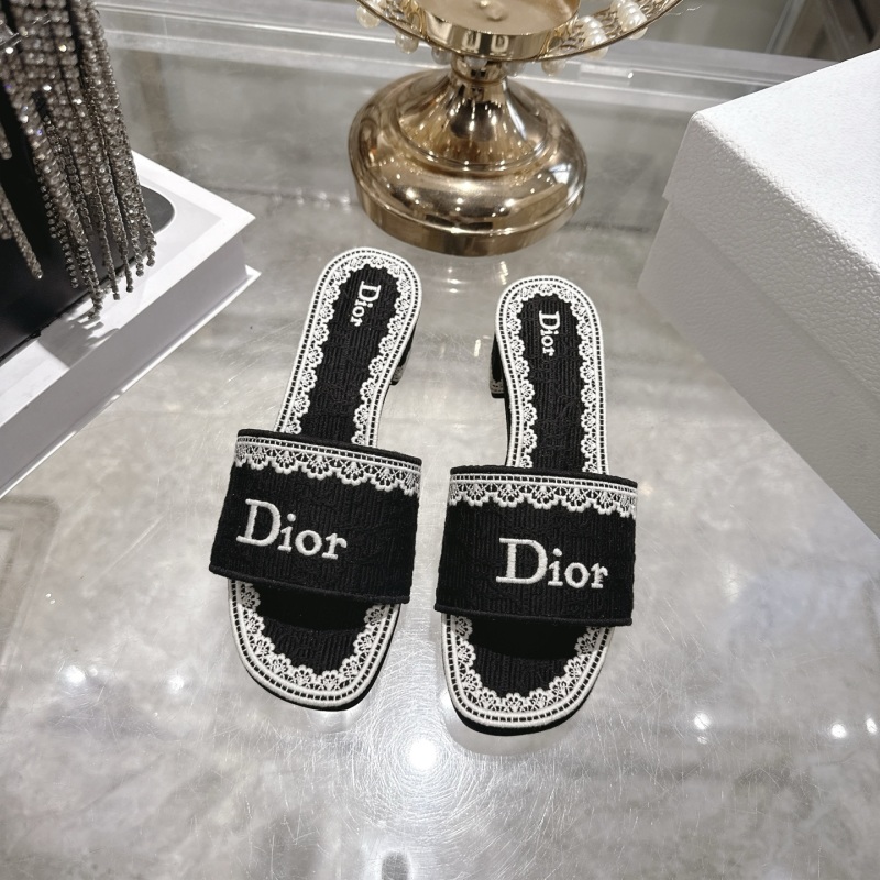 Сандалии Dior с вышивкой и кружевной окантовкой