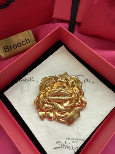 Брошь Schiaparelli в виде розы с ртом