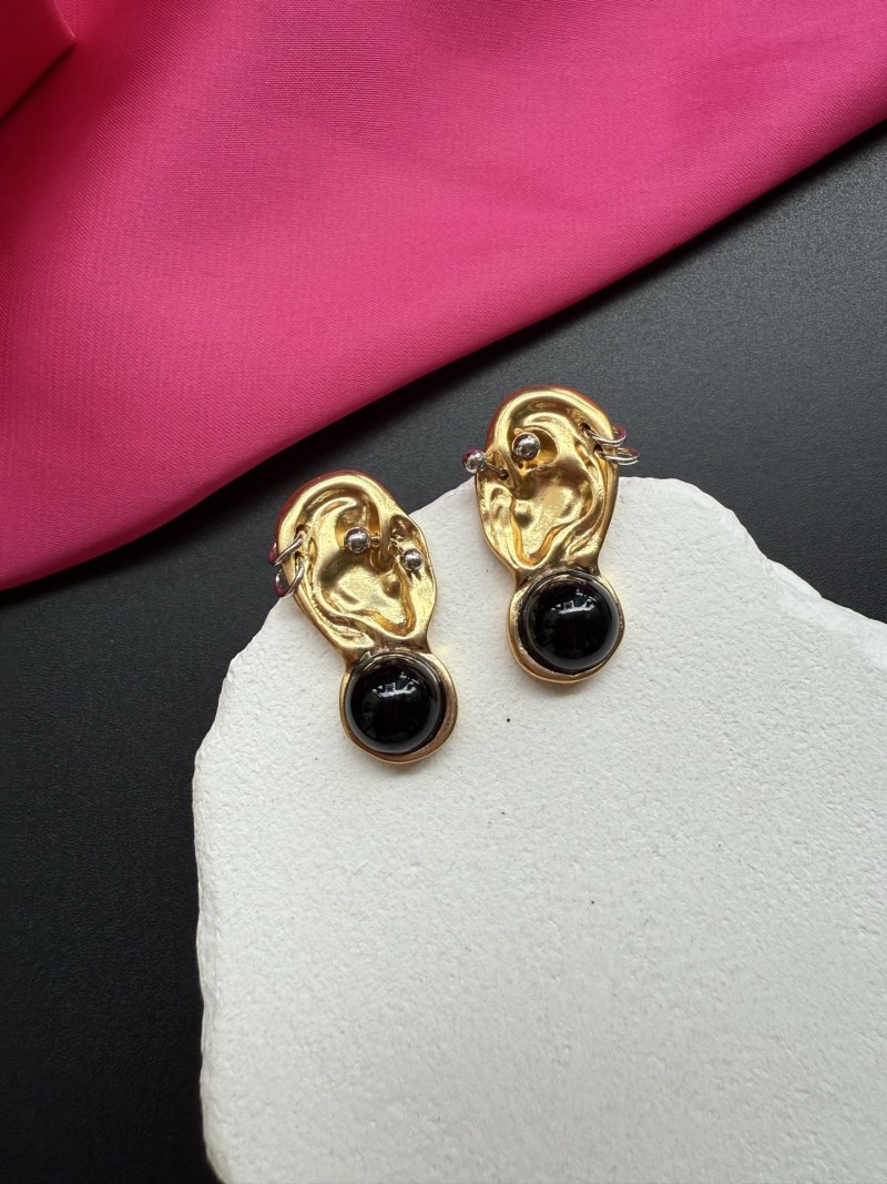 Серьги в форме уха с черными камнями Schiaparelli