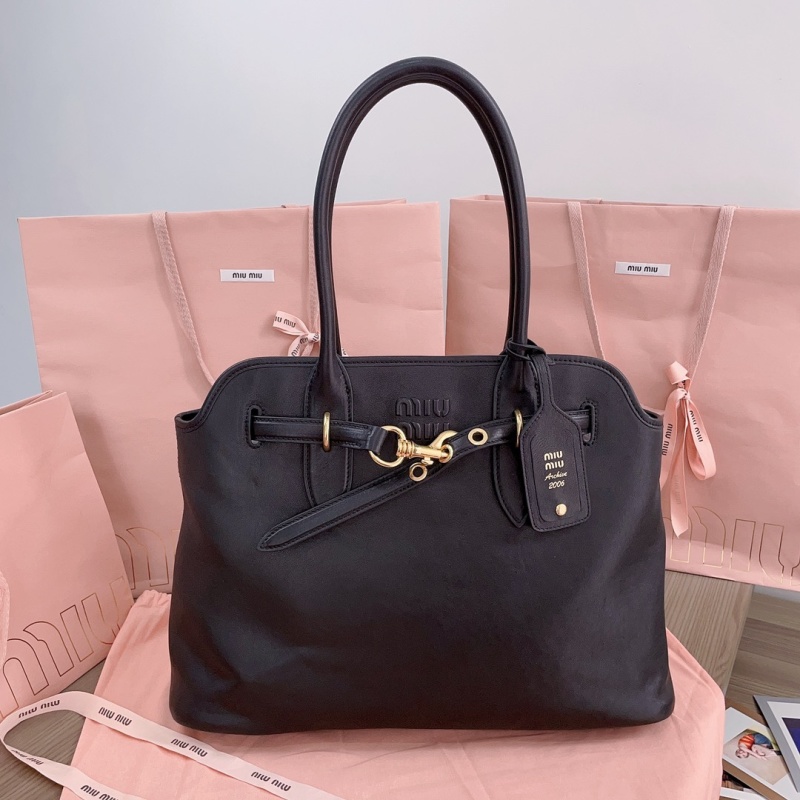 Сумка Miu Miu черная с золотой фурнитурой