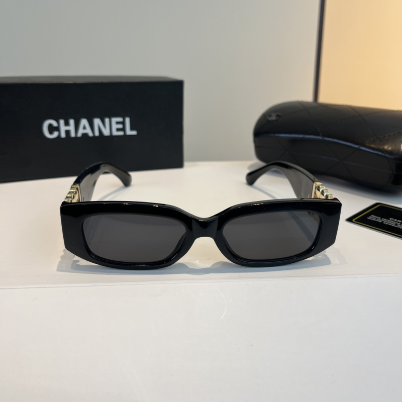 Черные солнцезащитные очки с декоративными элементами на дужках Chanel