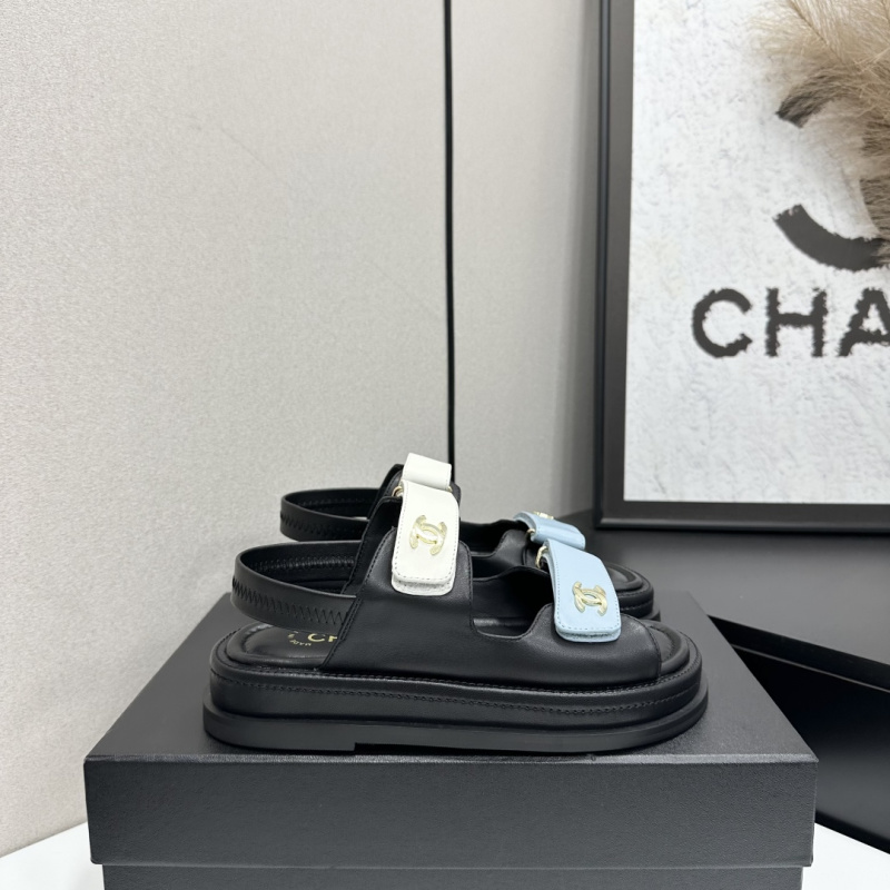 Женские кожаные сандалии на платформе с декоративными пряжками Chanel