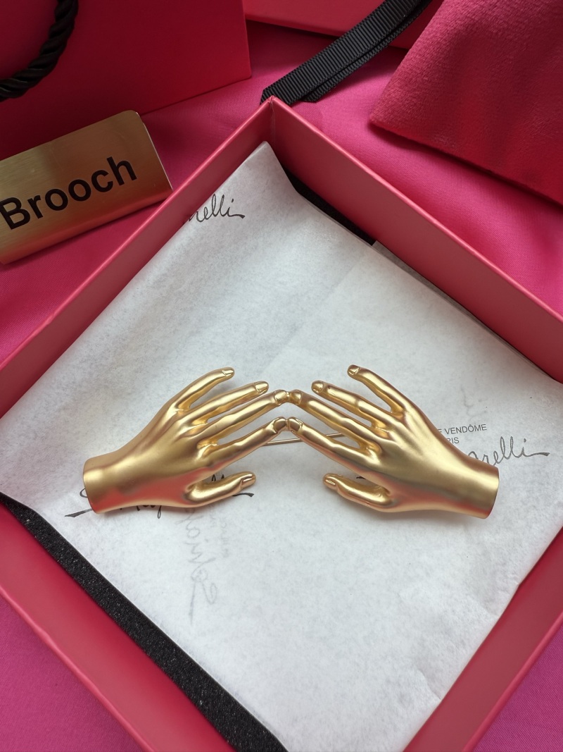 Брошь в виде двух рук Schiaparelli