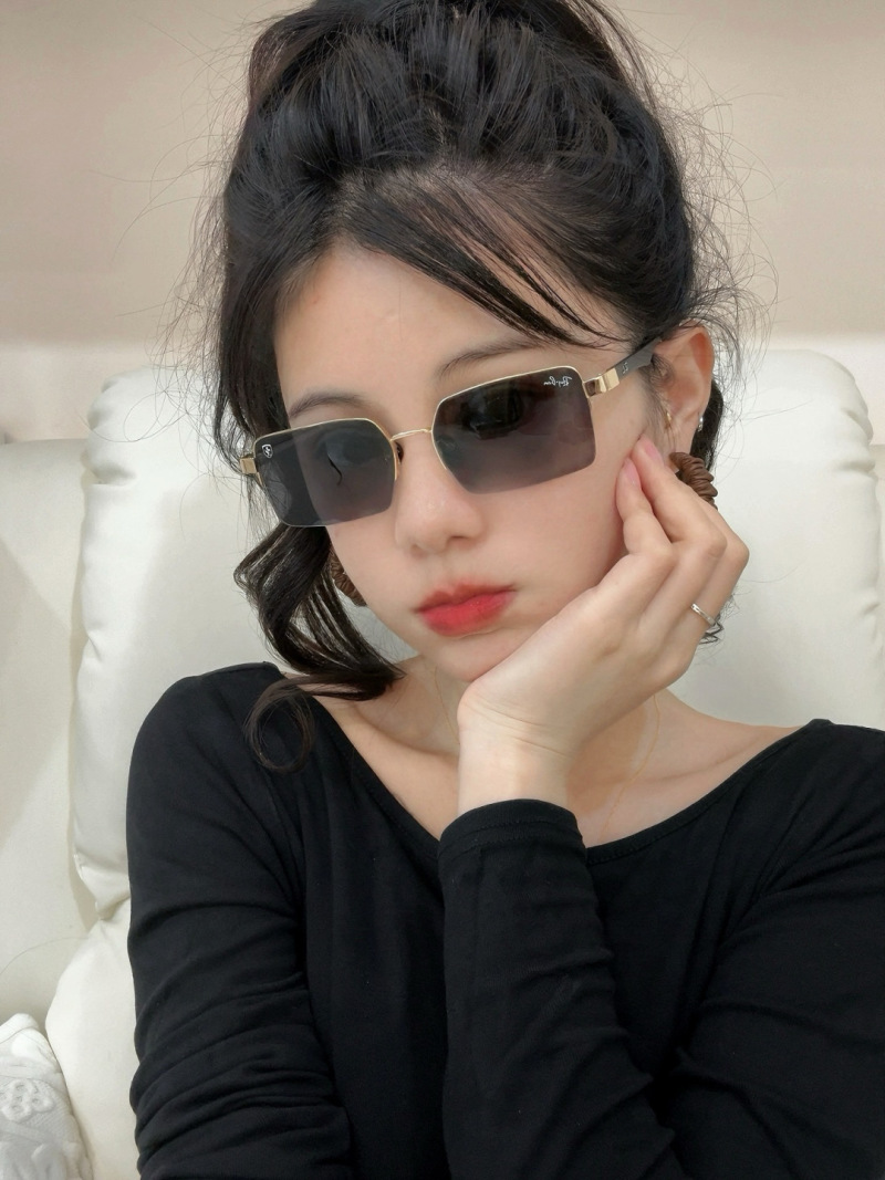 Солнцезащитные очки Ray-Ban классические с золотой оправой
