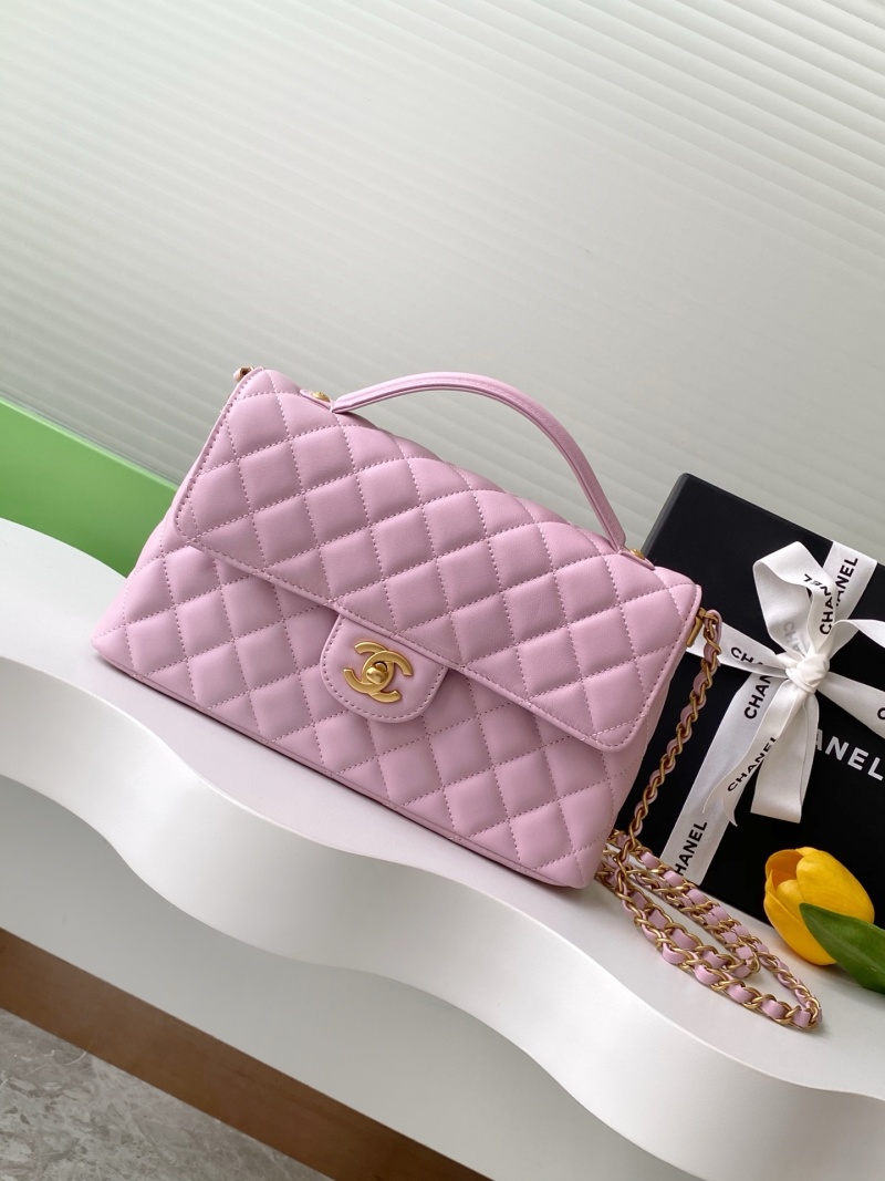 Розовая сумка через плечо с золотой фурнитурой Chanel