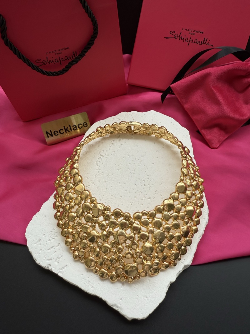 Золотистое колье с геометрическими элементами Schiaparelli
