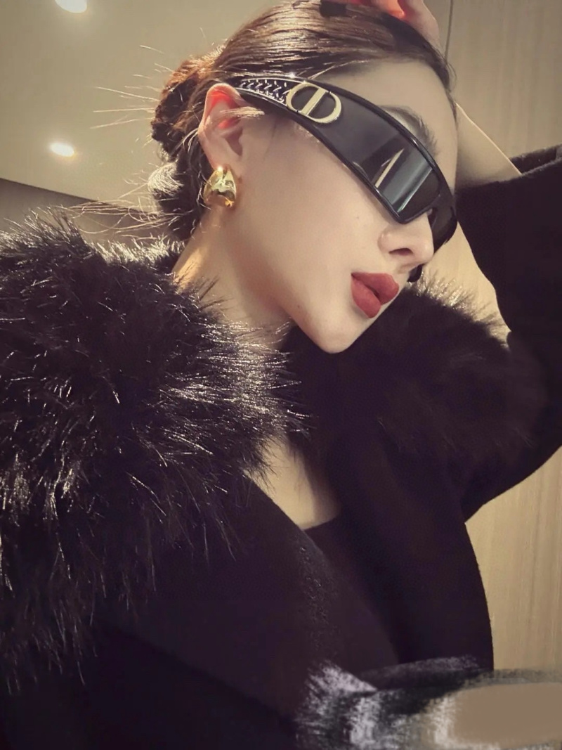 Солнцезащитные очки в футуристичном стиле Dior
