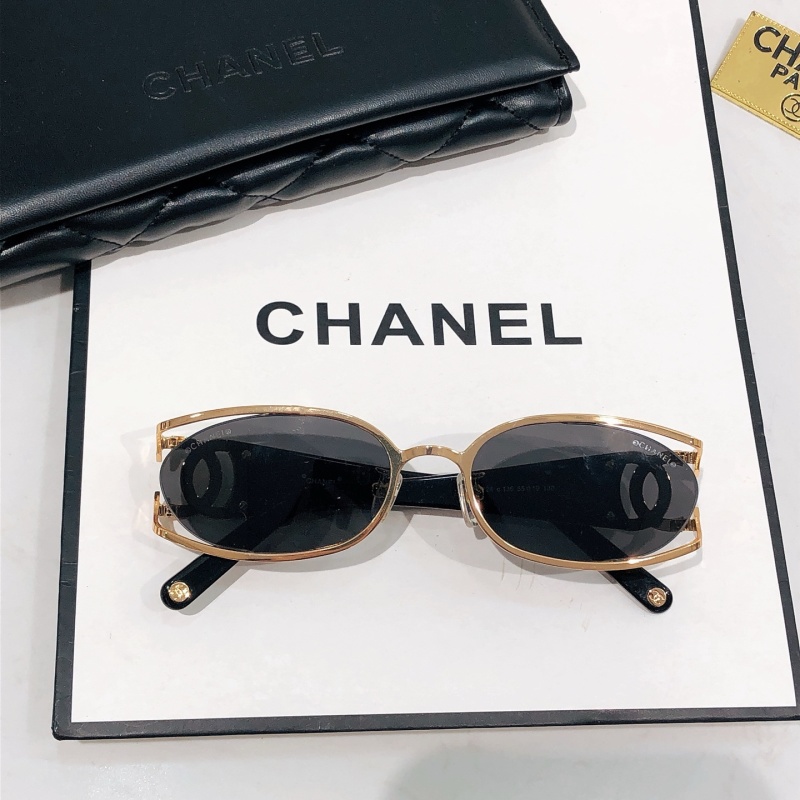 Солнцезащитные очки Chanel с металлической оправой