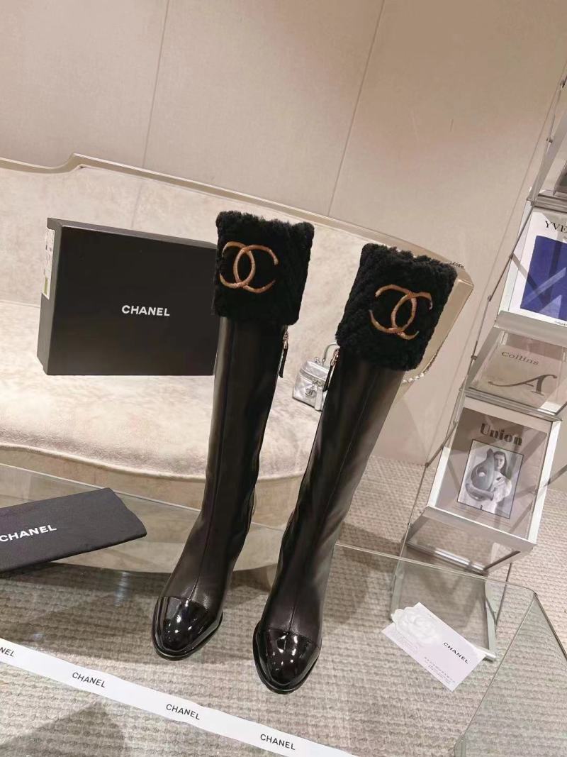 Женские сапоги Chanel с мехом черного цвета