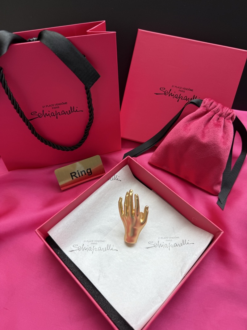 Золотистое кольцо в форме руки Schiaparelli