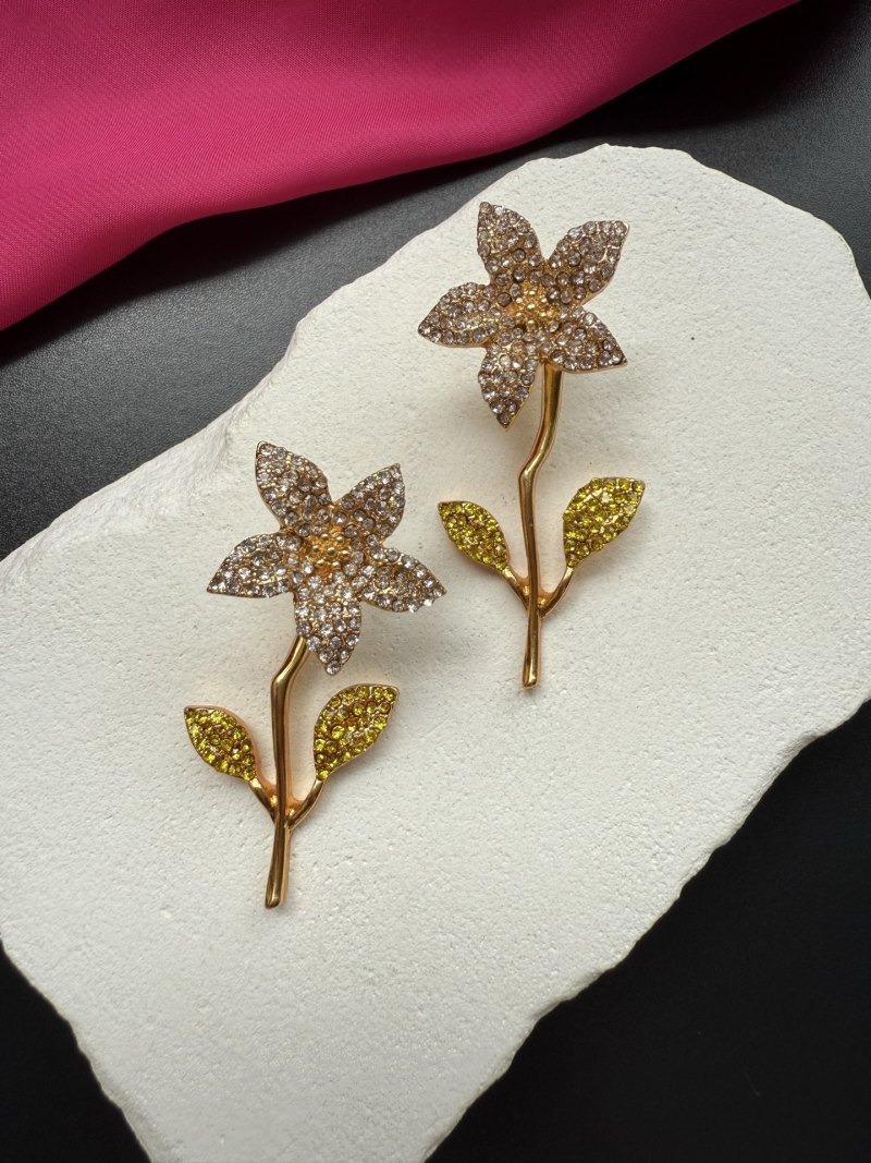 Брошь в виде цветка с кристаллами Schiaparelli