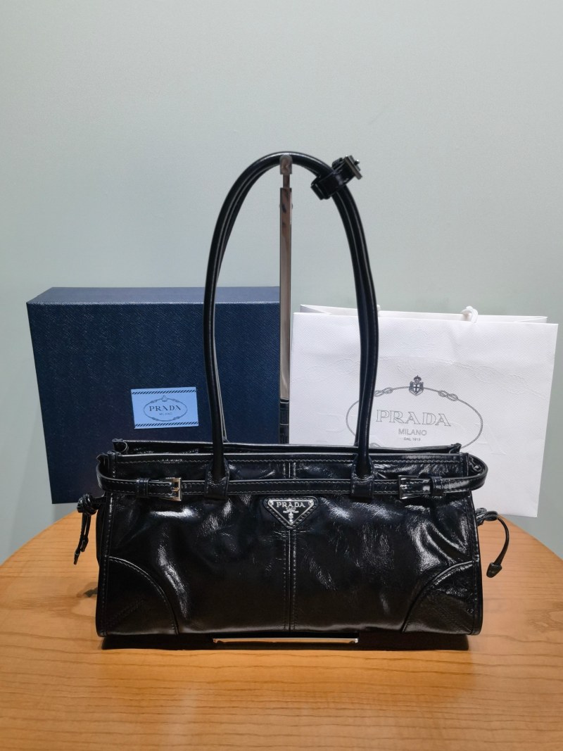 Черная женская сумка Prada из натуральной кожи