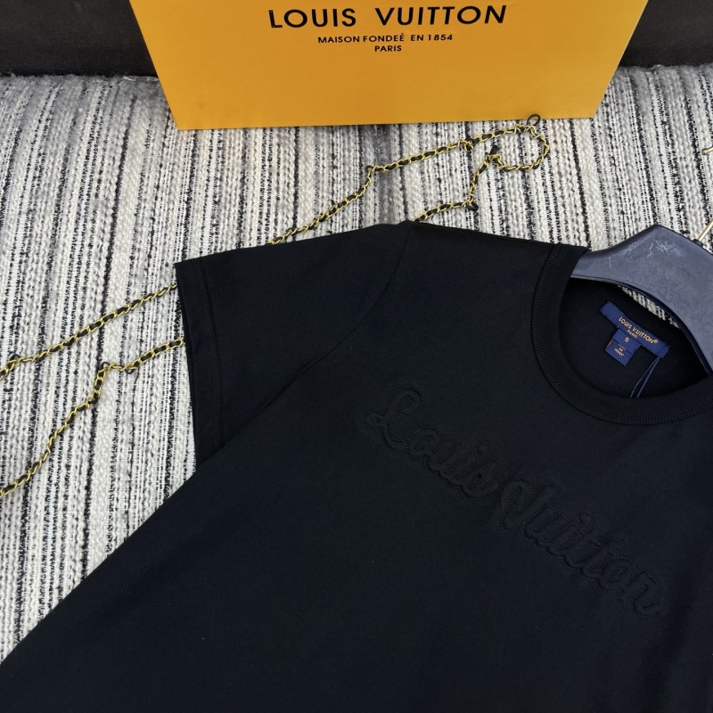 Футболка женская коротким рукавом с круглым вырезом и вышивкой Louis Vuitton