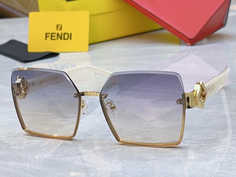 Солнцезащитные очки Fendi FE40151I
