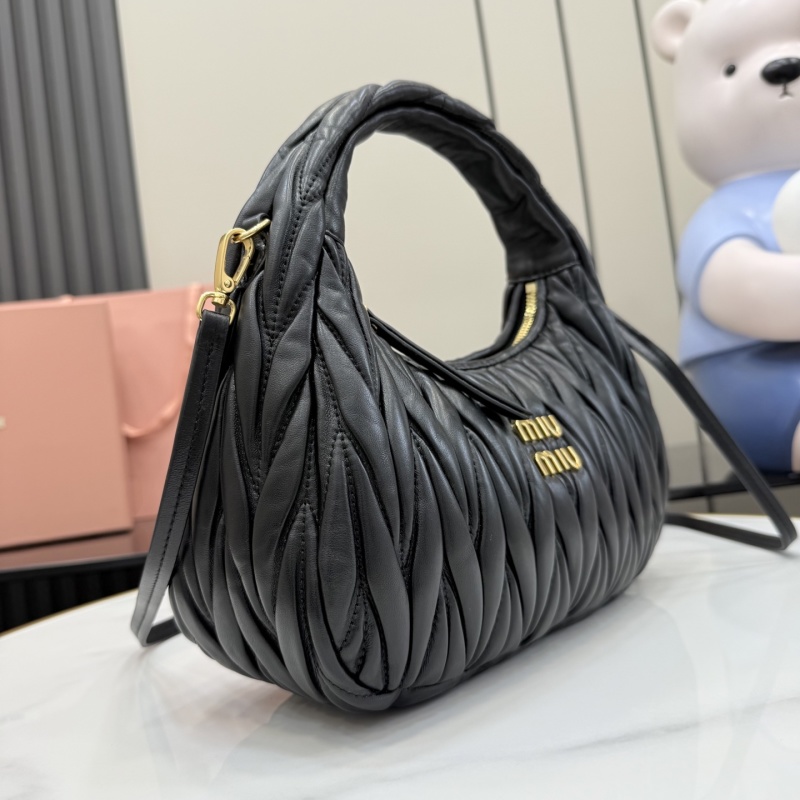 Черная сумка Miu Miu с ручкой и логотипом