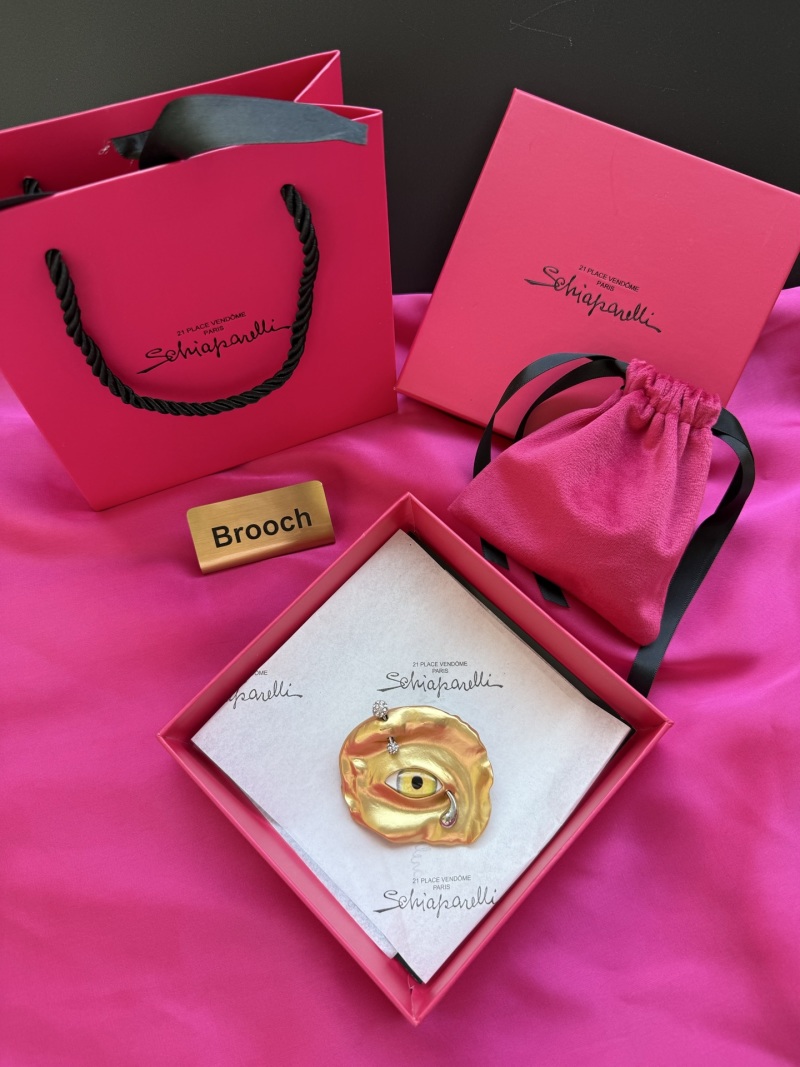 Брошь Schiaparelli с глазом