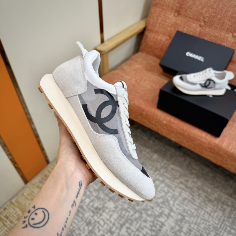 Женские кроссовки белые с декором Chanel