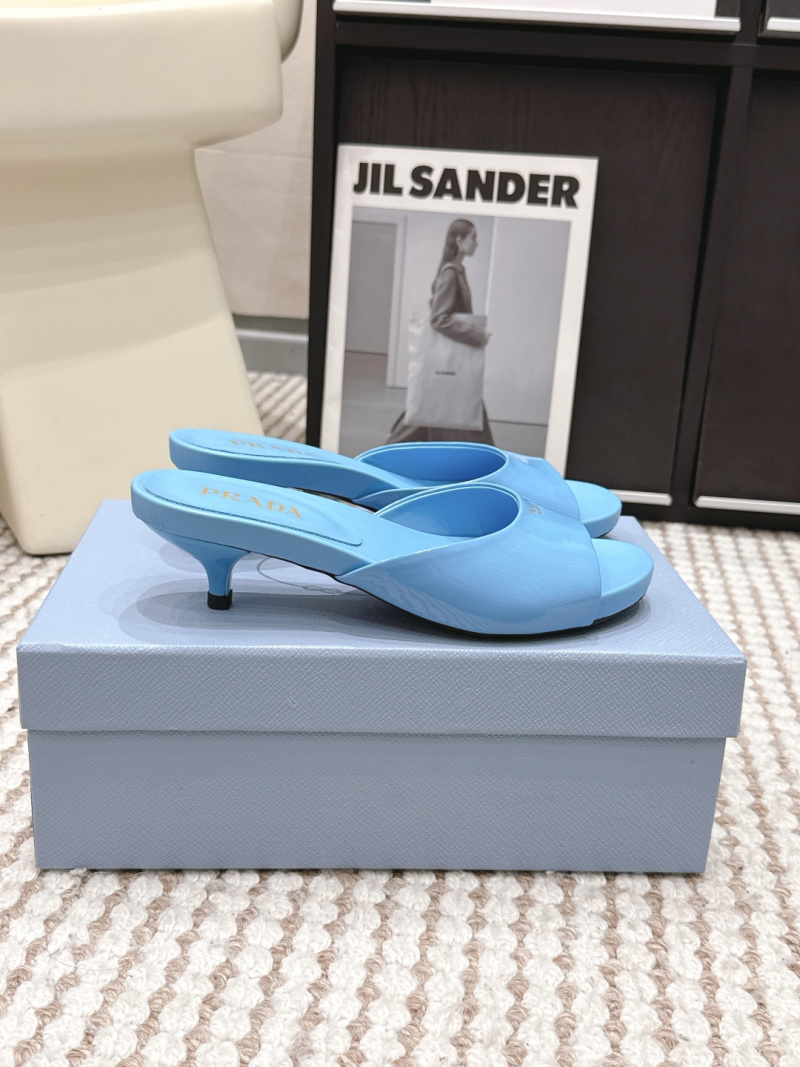 Бирюзовые глянцевые сандалии Prada