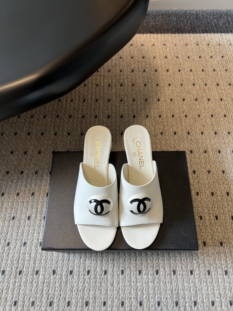 Женские белые босоножки с двубуквенным логотипом Chanel