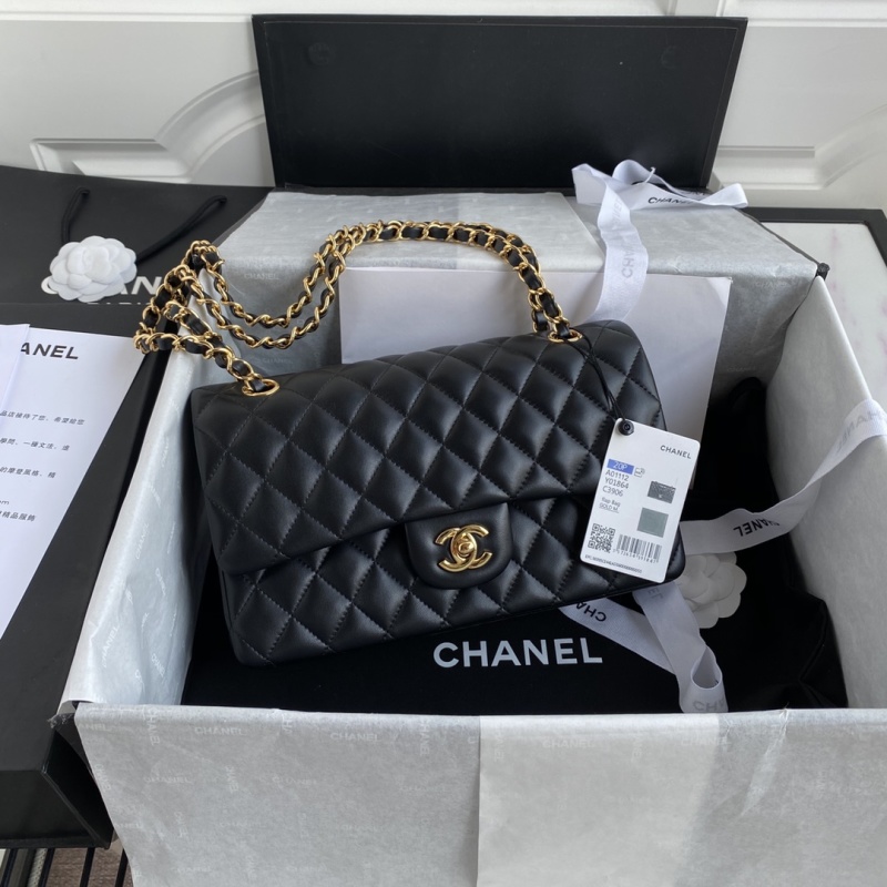 Черная кожаная сумка Chanel с золотой фурнитурой