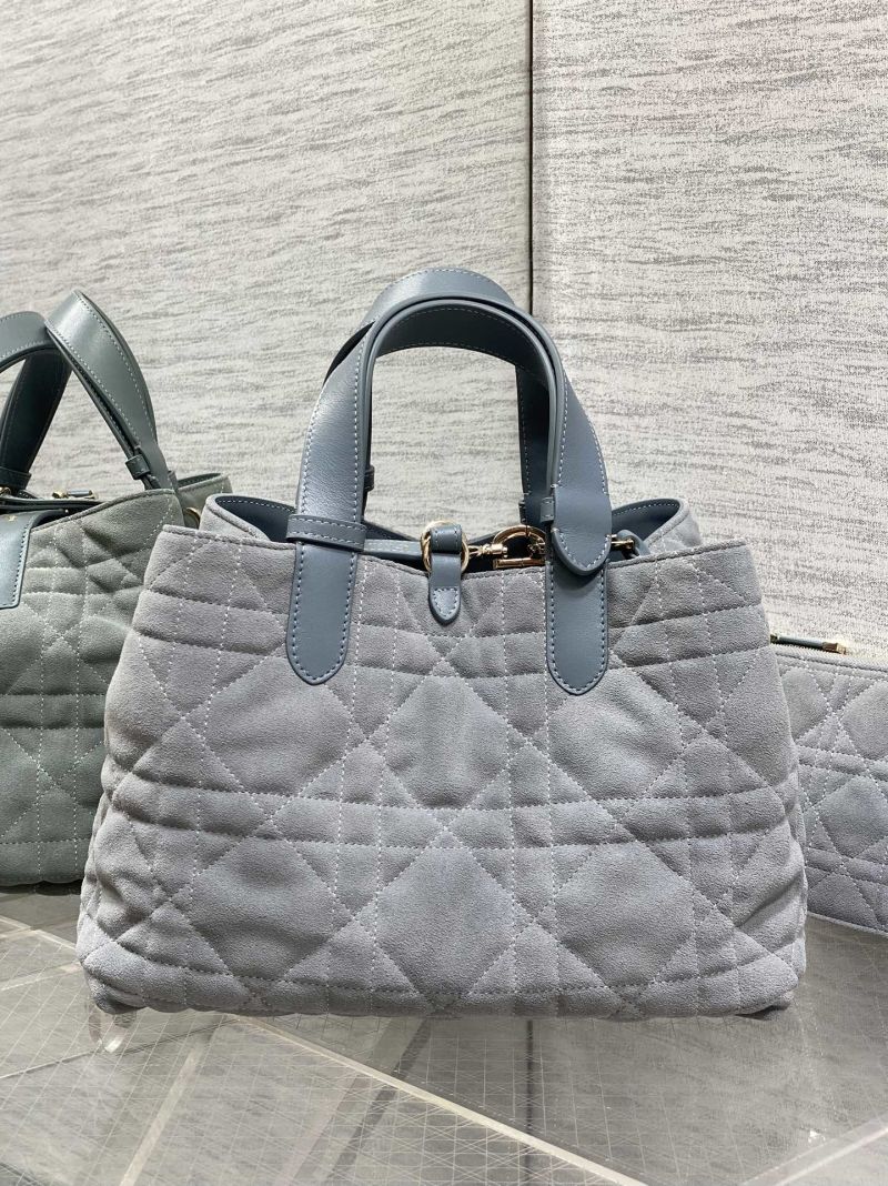 Сумка Dior с кисточкой и логотипом