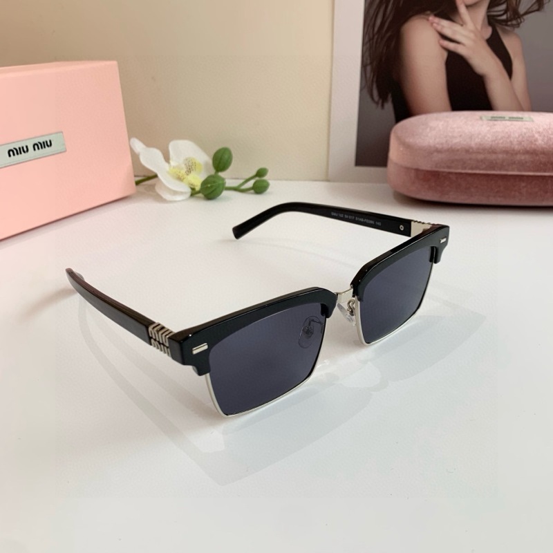 Солнцезащитные очки Miu Miu черные прямоугольные