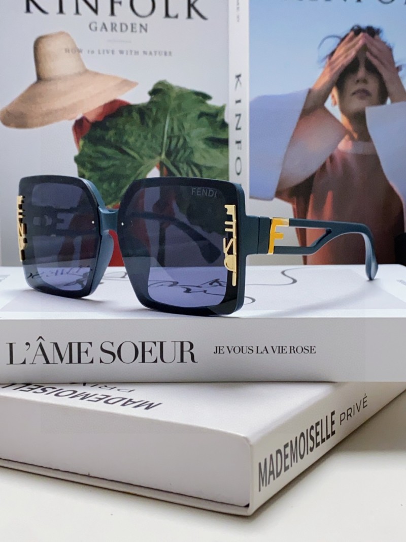 Солнцезащитные очки Fendi черные