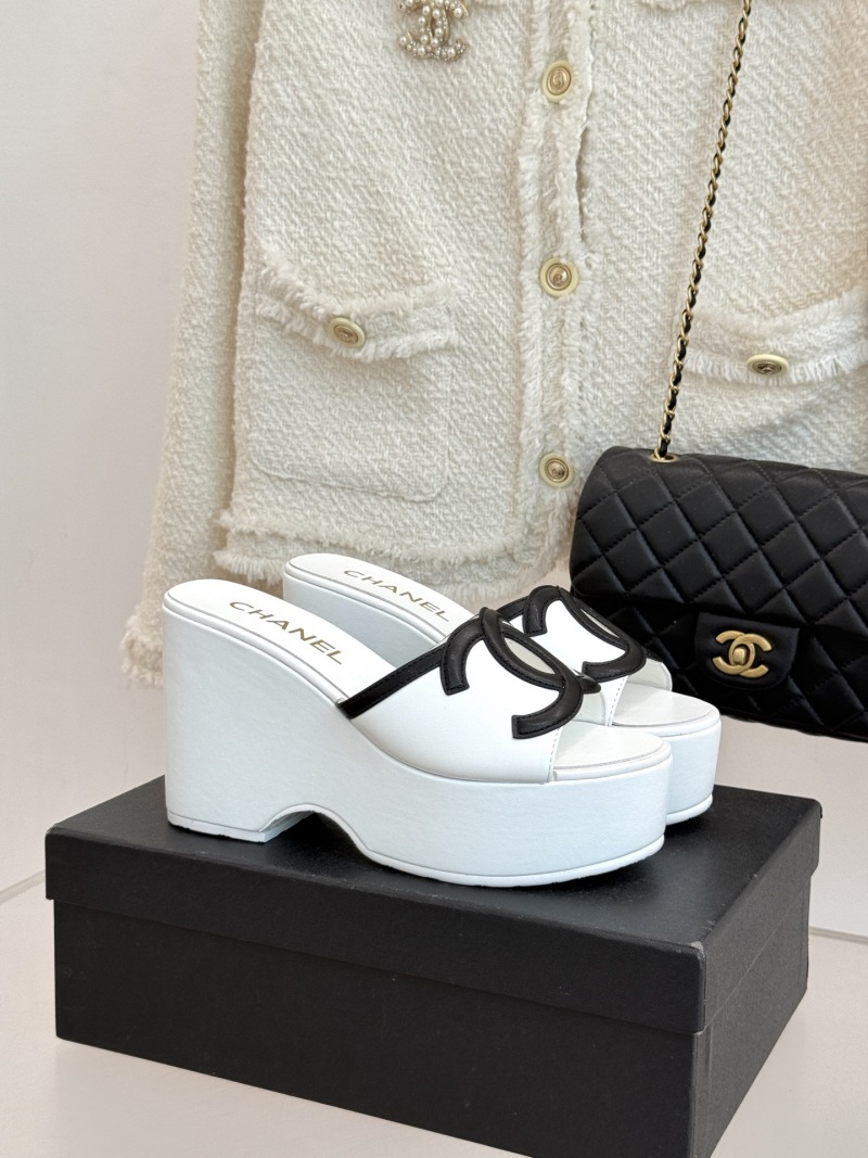 Белые кожаные шлепанцы на платформе с черным декором Chanel