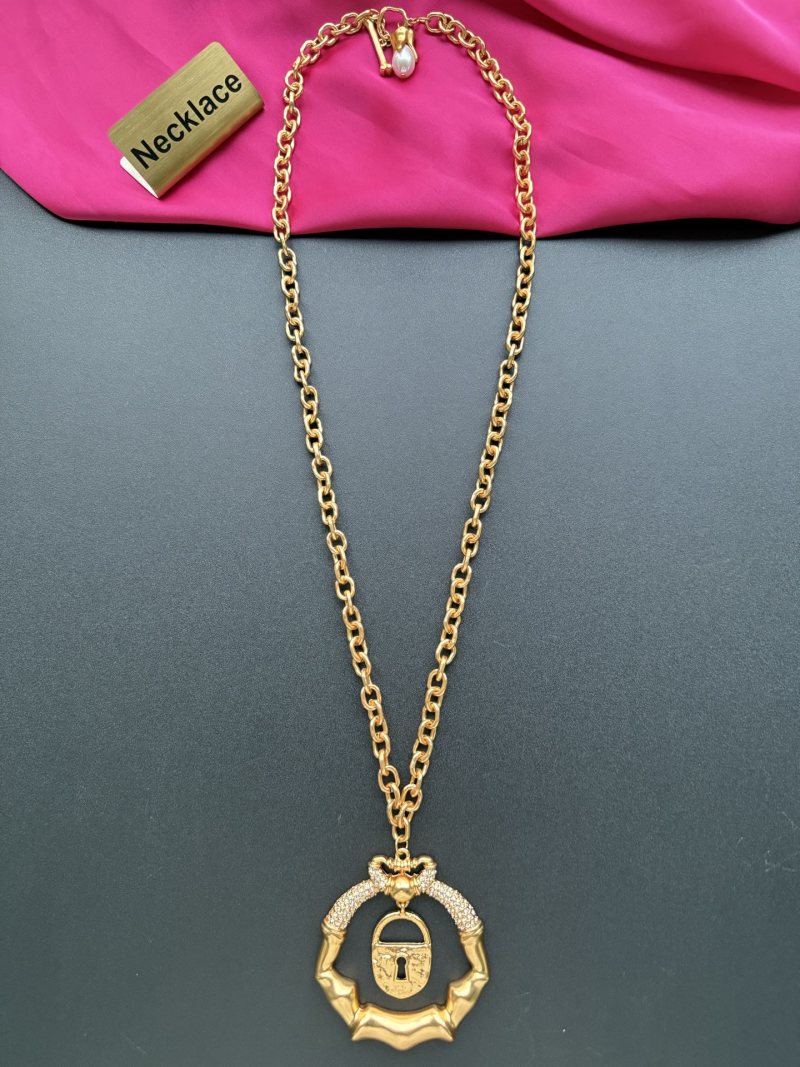 Колье с замком и бусинами Schiaparelli