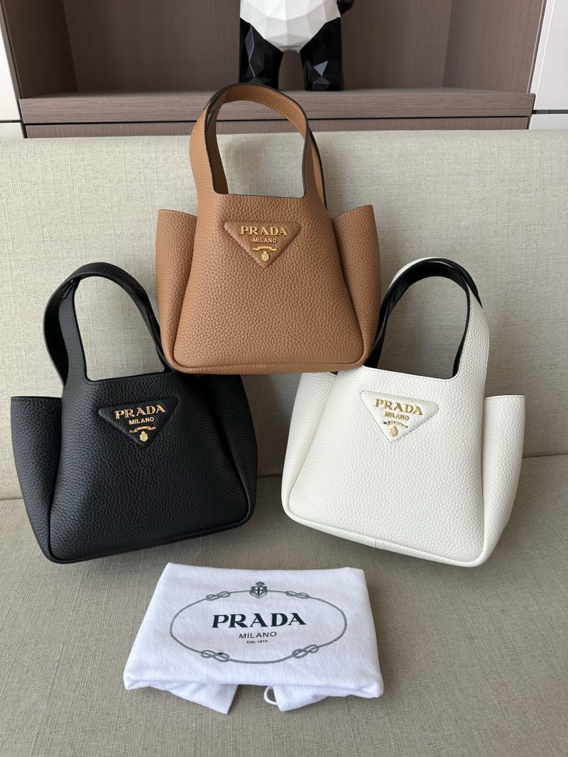 Кожаная сумка Prada с ручками