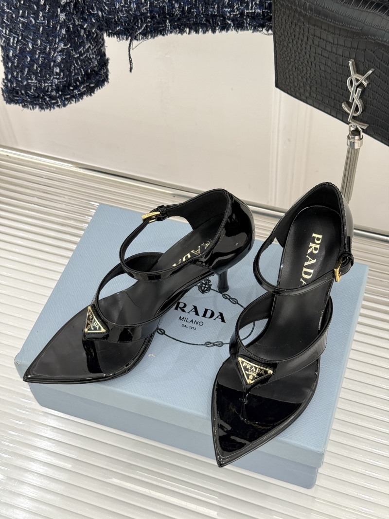 Женские черные лаковые сандалии на шпильке с треугольным логотипом Prada