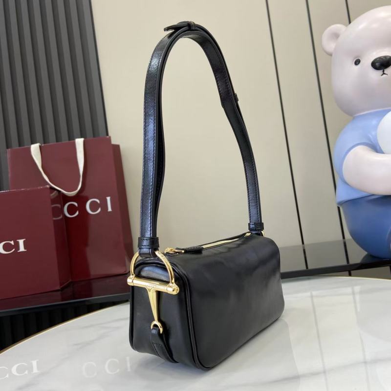 Черная кожаная сумка Gucci с ремешком