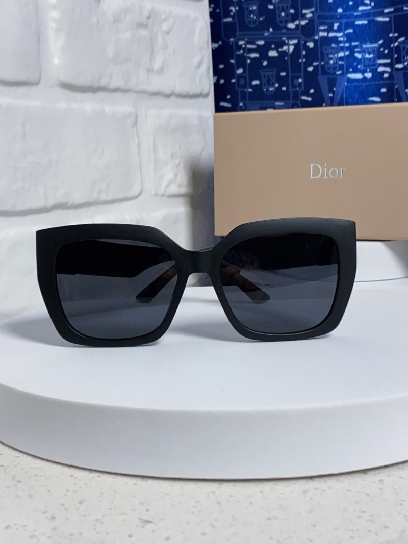 Женские черные солнцезащитные очки Dior в массивной оправе