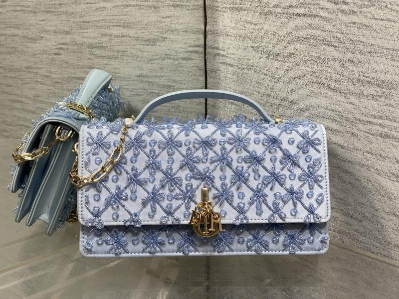 Сумка Dior с бисером и цепочкой голубая