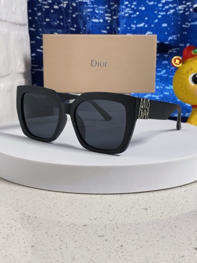 Женские черные солнцезащитные очки Dior в массивной оправе