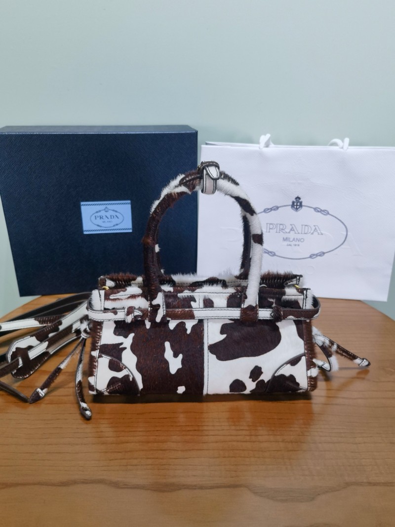 Мини сумка Prada Bonnie, черно-белая шерсть