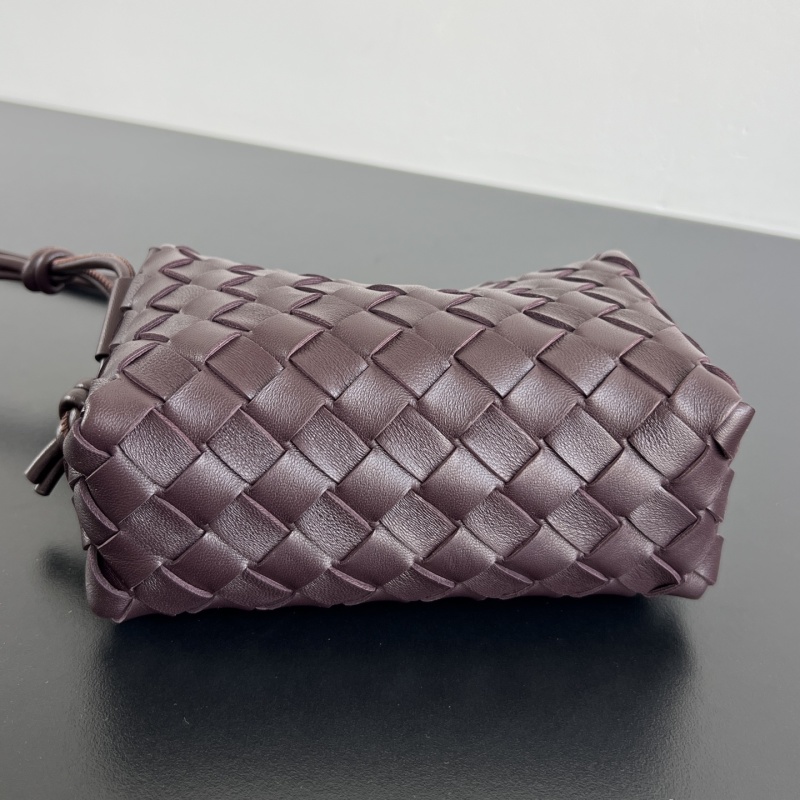 Сумка Bottega Veneta из тисненой кожи с плетением