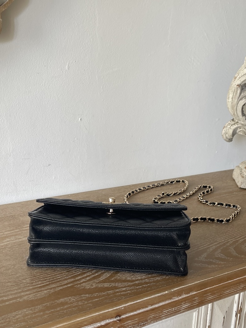 Черная сумка Chanel с цепочкой