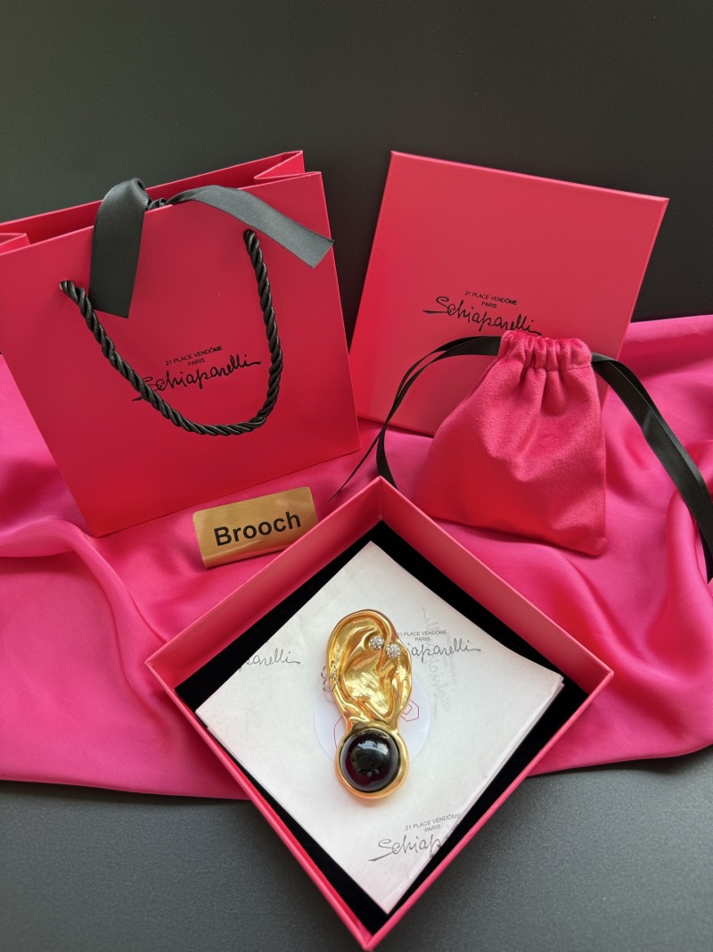Брошь в форме уха Schiaparelli