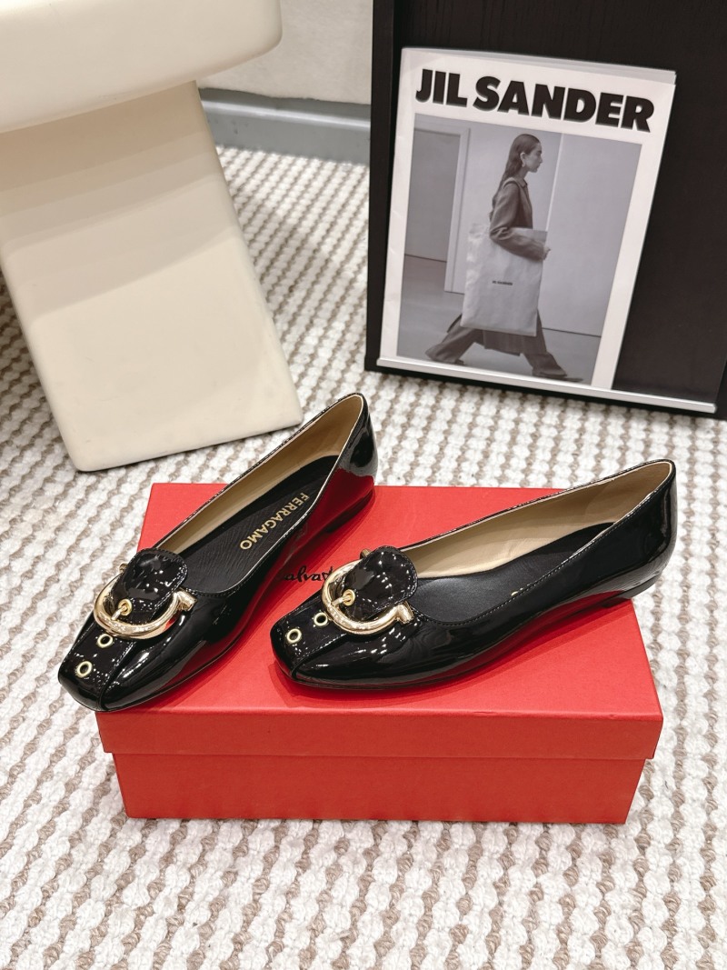 Черные лаковые мокасины с золотым украшением Ferragamo